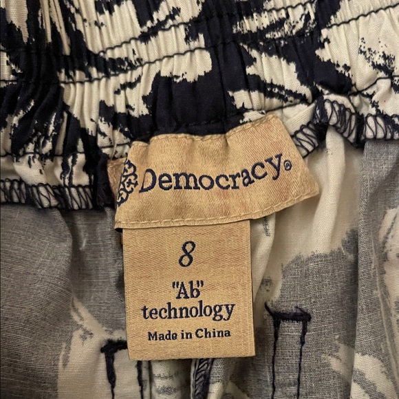 Democracy Navy and Cream Floral Print Capris - Picture 2 of 7